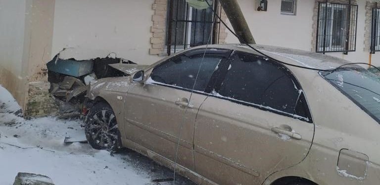 Önce direğe sonra eve çarptı