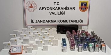 jandarma-durdurdugu-aracta-onlarca-kacak-urun-ele-gecirdi