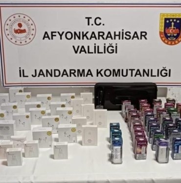 jandarma-durdurdugu-aracta-onlarca-kacak-urun-ele-gecirdi