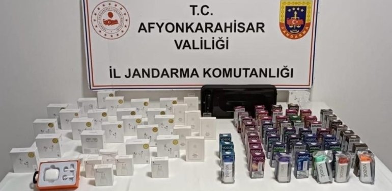 Jandarma durdurduğu araçta onlarca kaçak ürün ele geçirdi