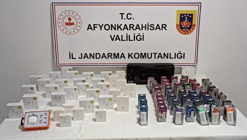 jandarma-durdurdugu-aracta-onlarca-kacak-urun-ele-gecirdi