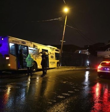 beykoz’da-iett’ye-bagli-ozel-halk-otobusu-park-halindeki-araclara-carpti