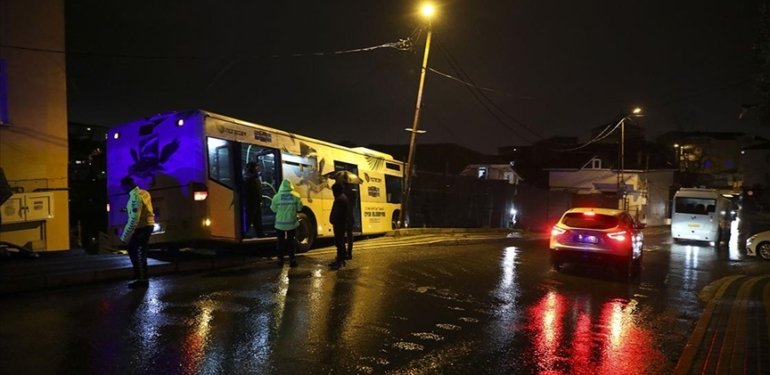 Beykoz’da İETT’ye bağlı özel halk otobüsü park halindeki araçlara çarptı