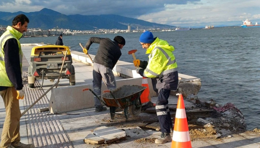 izmir’de-karaya-vuran-vapur-limana-cekildi