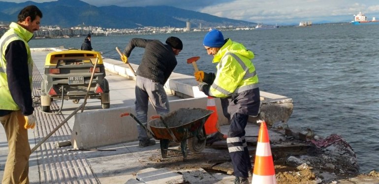 İzmir’de karaya vuran vapur limana çekildi
