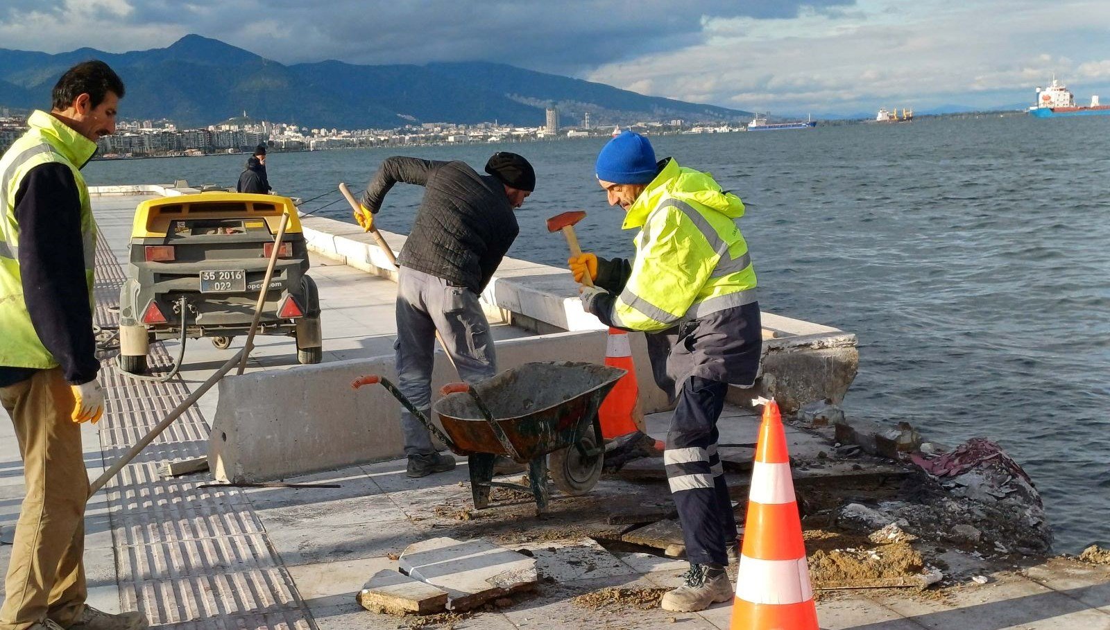 izmir’de-karaya-vuran-vapur-limana-cekildi