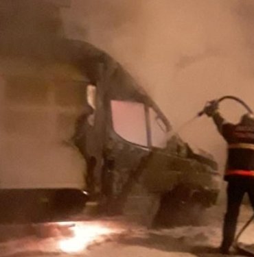 hatay’da-yanan-minibus-kullanilmaz-hale-geldi