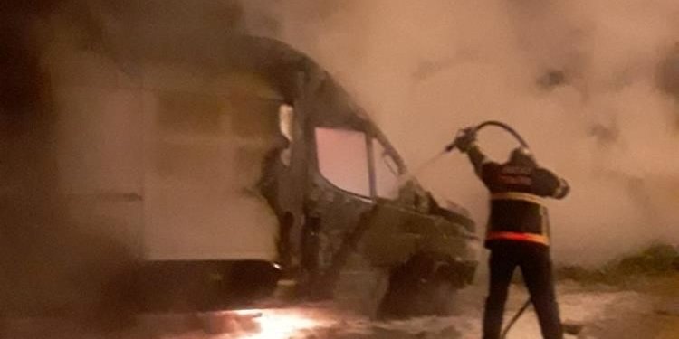Hatay’da yanan minibüs kullanılmaz hale geldi