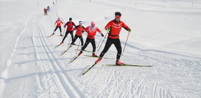 Yüksekova, milli takıma girme hayali kuran kayak sporcularını ağırlıyor
