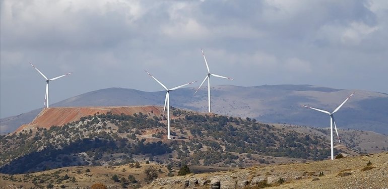 Bakan Bayraktar, rüzgardan elektrik üretiminde rekor kırıldığını bildirdi