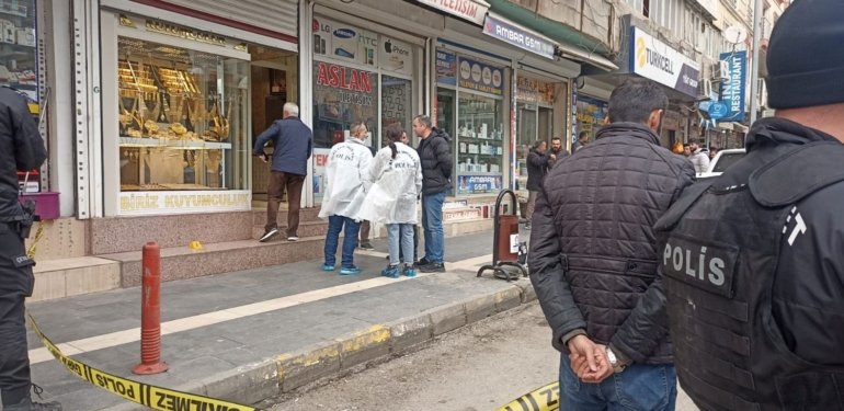 Kar maskeli soyguncular kuyumcuyu vurdu