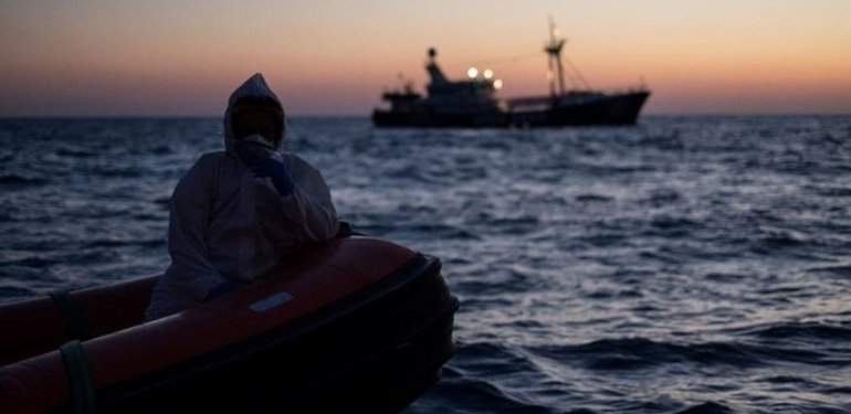 Göçmenleri taşıyan tekne kayalıklara çarptı: 3 ölü