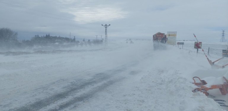 Tekirdağ’da kar yolları kapattı