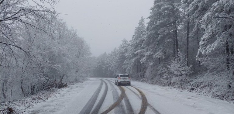 Sakarya ve Kocaeli’nin yüksek kesimlerinde kar yağışı etkili oluyor