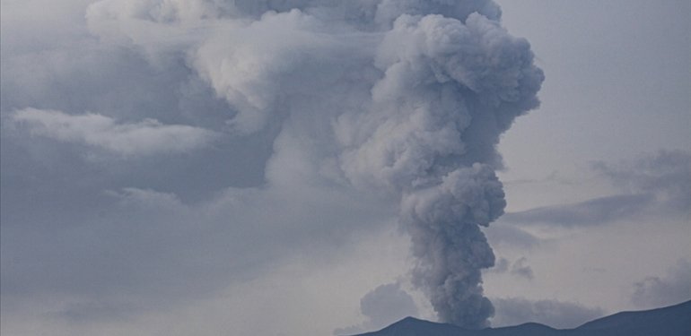 Endonezya’da Lewotobi Laki-Laki yanardağı patladı, en yüksek seviye alarm verildi