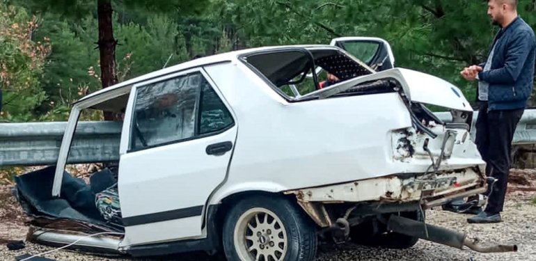 TIR ile çarpışan Tofaş ikiye ayrıldı: 1’i ağır 2 yaralı