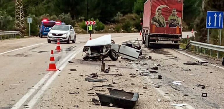TIR otomobili ikiye ayırdı