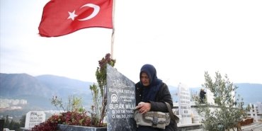 depremde-hayatini-kaybeden-aa-muhabiri-burak-milli,-mezari-basinda-anildi