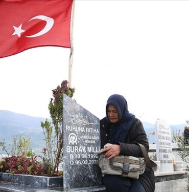 depremde-hayatini-kaybeden-aa-muhabiri-burak-milli,-mezari-basinda-anildi