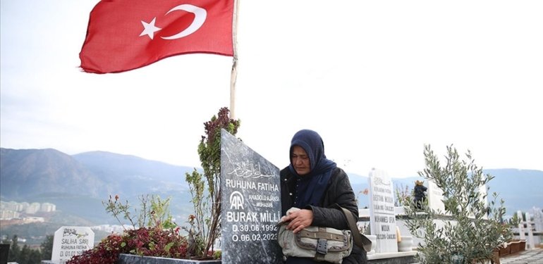 Depremde hayatını kaybeden AA muhabiri Burak Milli, mezarı başında anıldı