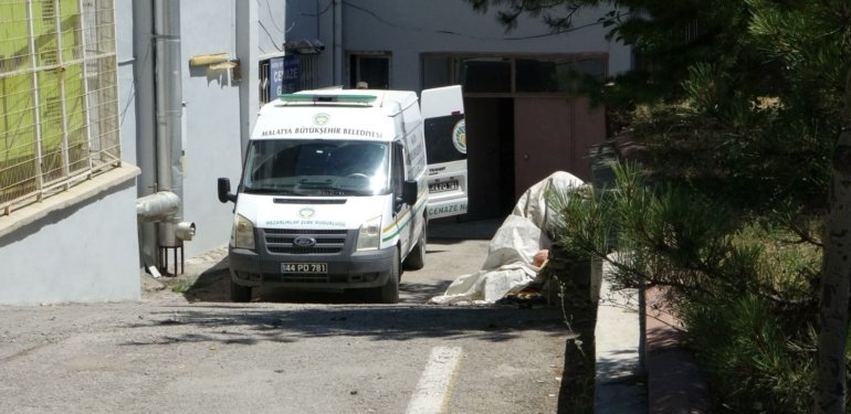 Pres makinesinin arasında kalan işçi hayatını kaybetti