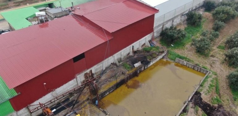 Depolar patladı tonlarca litre zeytinyağı araziye yayıldı