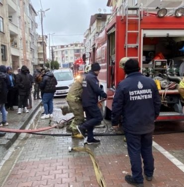 istanbul’da-6-katli-binada-yangin-panigi:-anne-ve-kizi-hastaneye-kaldirildi