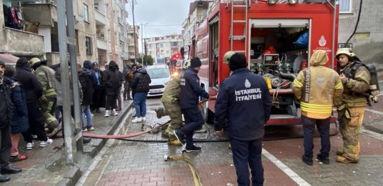 İstanbul’da 6 katlı binada yangın paniği: Anne ve kızı hastaneye kaldırıldı