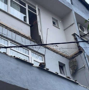 istanbul’da-3-katli-binada-balkon-coktu