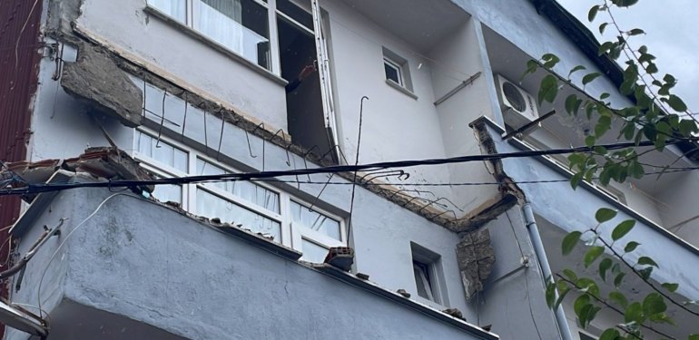 İstanbul’da 3 katlı binada balkon çöktü