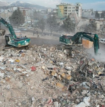 depremde-38-kisiye-mezar-olan-emek-apartmani-davasinda-tutuklu-saniklara-tahliye