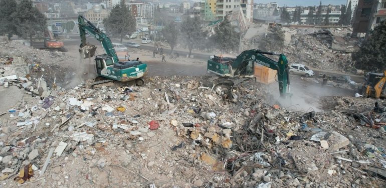 Depremde 38 kişiye mezar olan Emek Apartmanı davasında tutuklu sanıklara tahliye