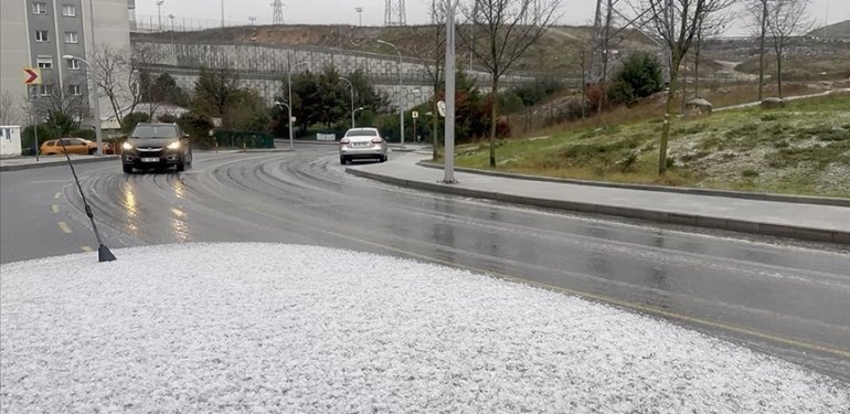 İstanbul’da karla karışık yağmur etkili oldu