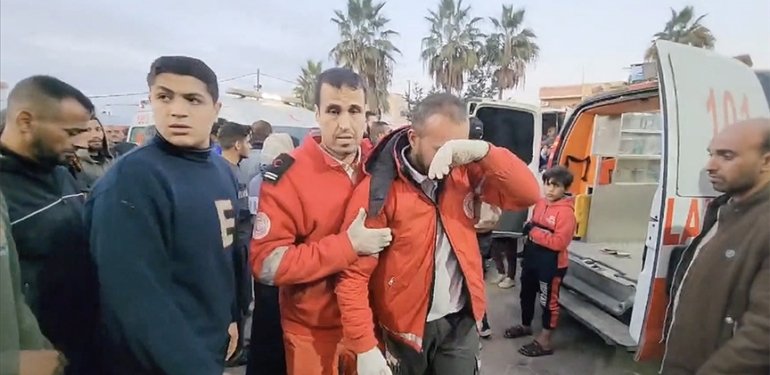 Gazze’de ambulansı hedef alan İsrail güçleri 4 sağlık çalışanını öldürdü