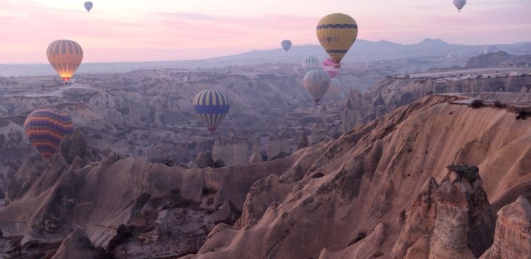 Kapadokya’da balon turuna rüzgar engeli