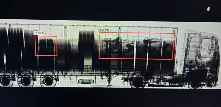 X-ray taramasında ortaya çıktı: TIR’daki yükün arasında 8 göçmen