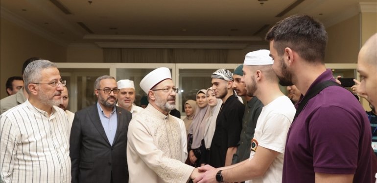 Diyanet İşleri Başkanı Erbaş, Mekke’de gençlerle buluştu