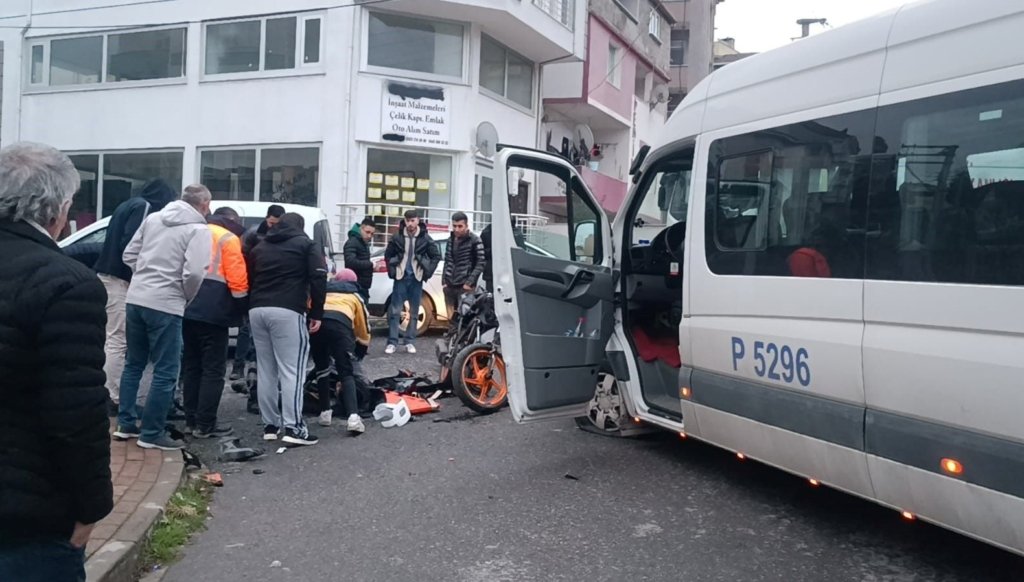 servis-minibusuyle-motosiklet-kafa-kafaya-carpisti-:-1-yarali