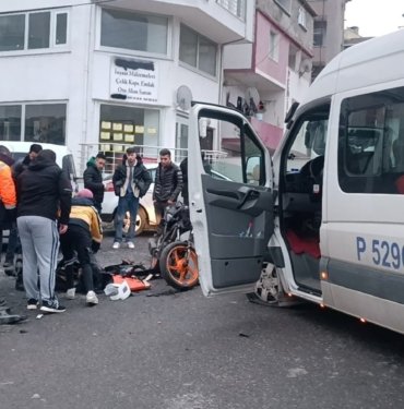 servis-minibusuyle-motosiklet-kafa-kafaya-carpisti-:-1-yarali