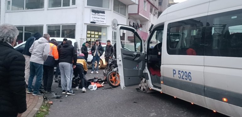Servis minibüsüyle motosiklet kafa kafaya çarpıştı : 1 yaralı