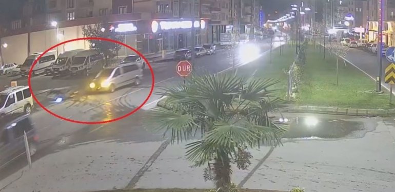 Ehliyetsiz sürücü, motokuryeye çarptı