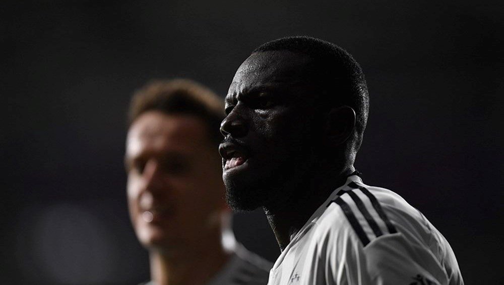 ucakta-oksijen-eksikligi:-besiktas’tan-omar-colley’in-saglik-durumu-hakkinda-aciklama