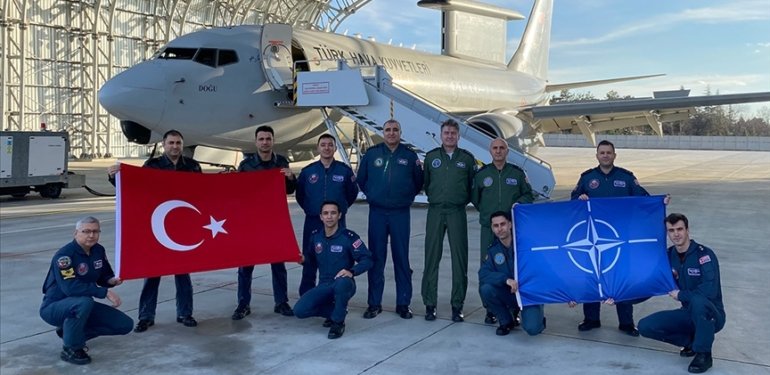 TSK’ya ait iki uçak NATO ülkesinin hava sahasında ilk defa silah kontrol görevi yaptı