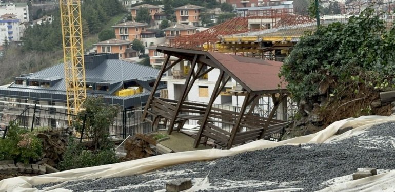 Üsküdar’da istinat duvarı çöktü: 20 daireli bina boşaltıldı