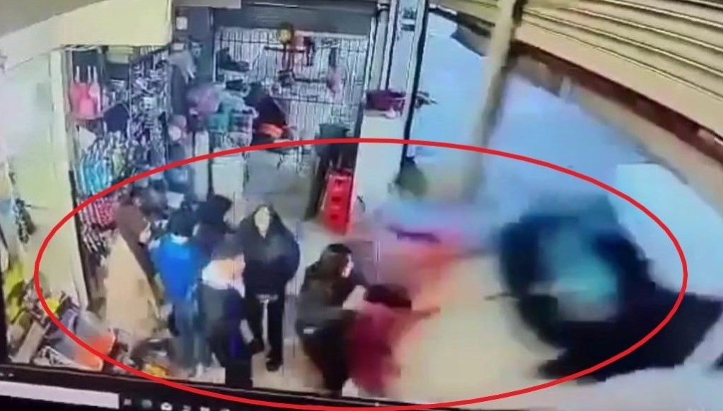 diyarbakir’da-kontrolu-kaybeden-surucu-markete-daldi:-5-yarali