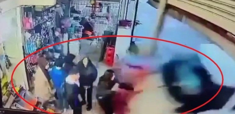 Diyarbakır’da kontrolü kaybeden sürücü markete daldı: 5 yaralı
