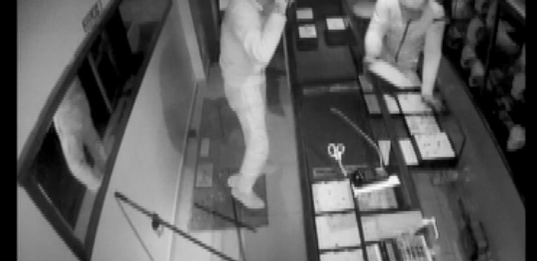Beylikdüzü’nde 4 hırsızdan 4 dakikada milyonluk soygun