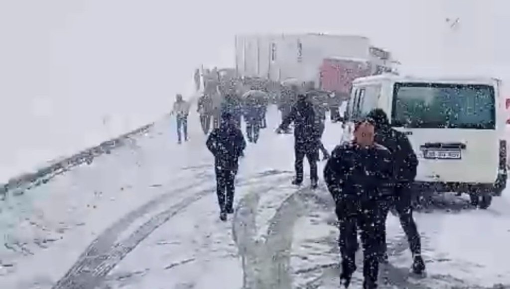yuksekova-semdinli-kara-yolunda-cok-sayida-arac-mahsur-kaldi