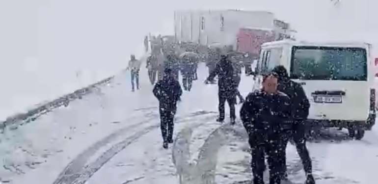 Yüksekova-Şemdinli kara yolunda çok sayıda araç mahsur kaldı