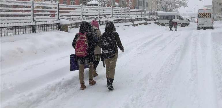 Olumsuz hava koşulları nedeniyle bazı il ve ilçelerde eğitime ara verildi